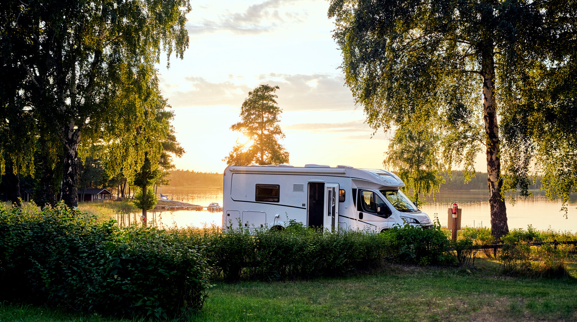 Wohnwagen und ein Sonnenuntergang