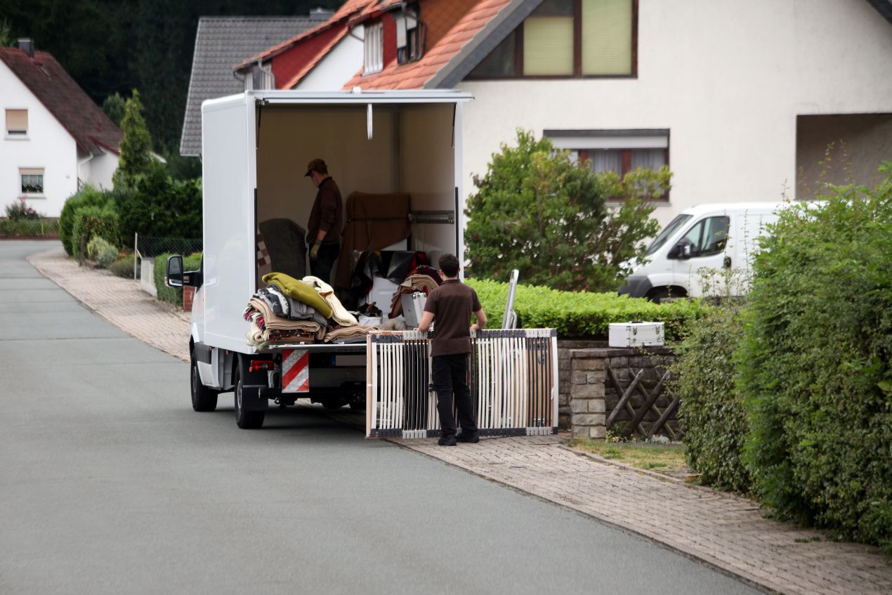  haushaltsaufloesung neuss transporter moebelraeumung vor haus mit helfern