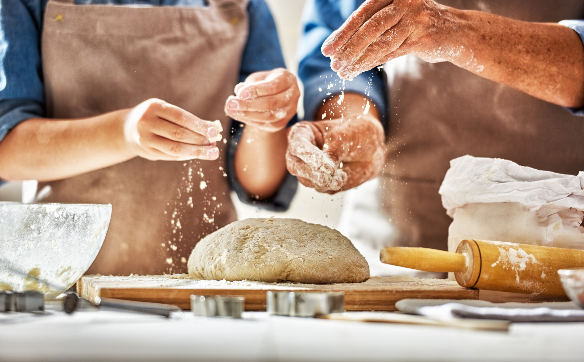Mehl auf Brotteig, gemeinsames Backen | Backbretter aus Holz