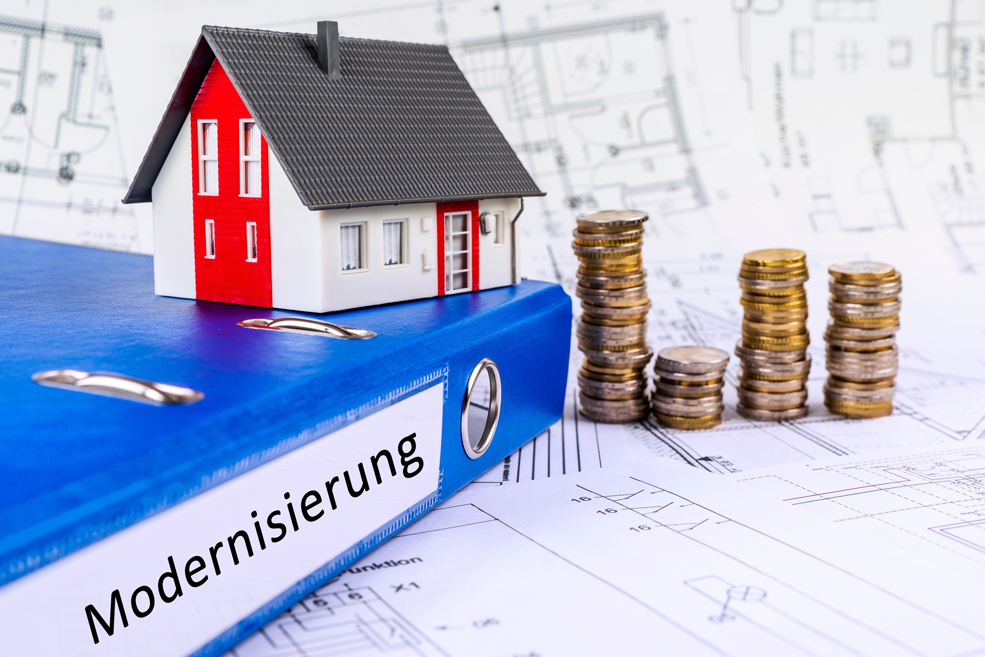 Modellhaus mit Münzstapeln auf Modernisierungsunterlagen | Glas Glas Photovoltaik Module