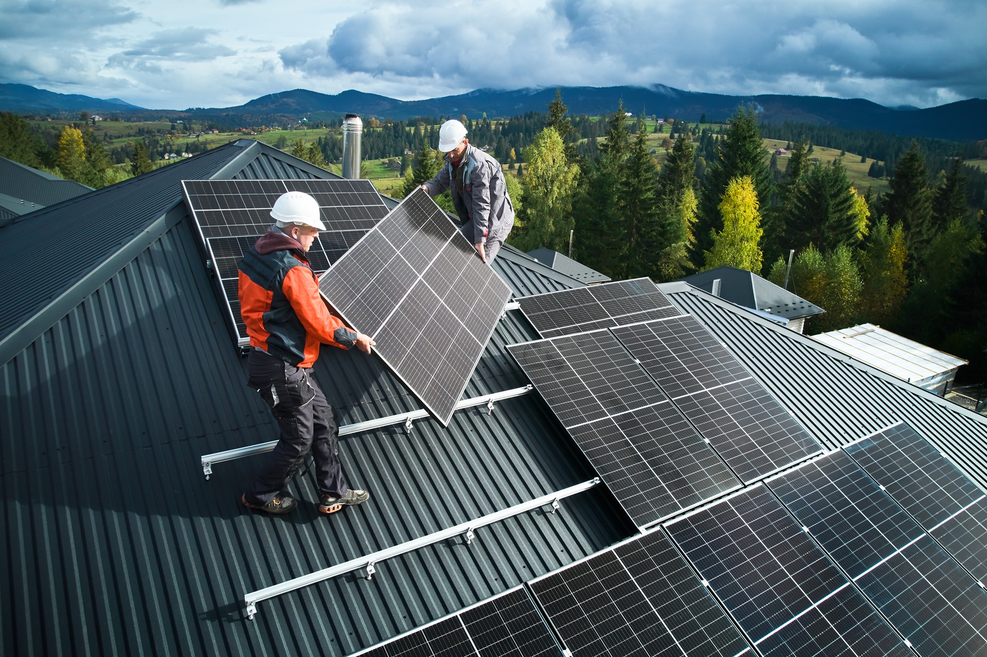 Arbeiter montieren Solarmodule auf Hausdach | Glas Glas Photovoltaik Module
